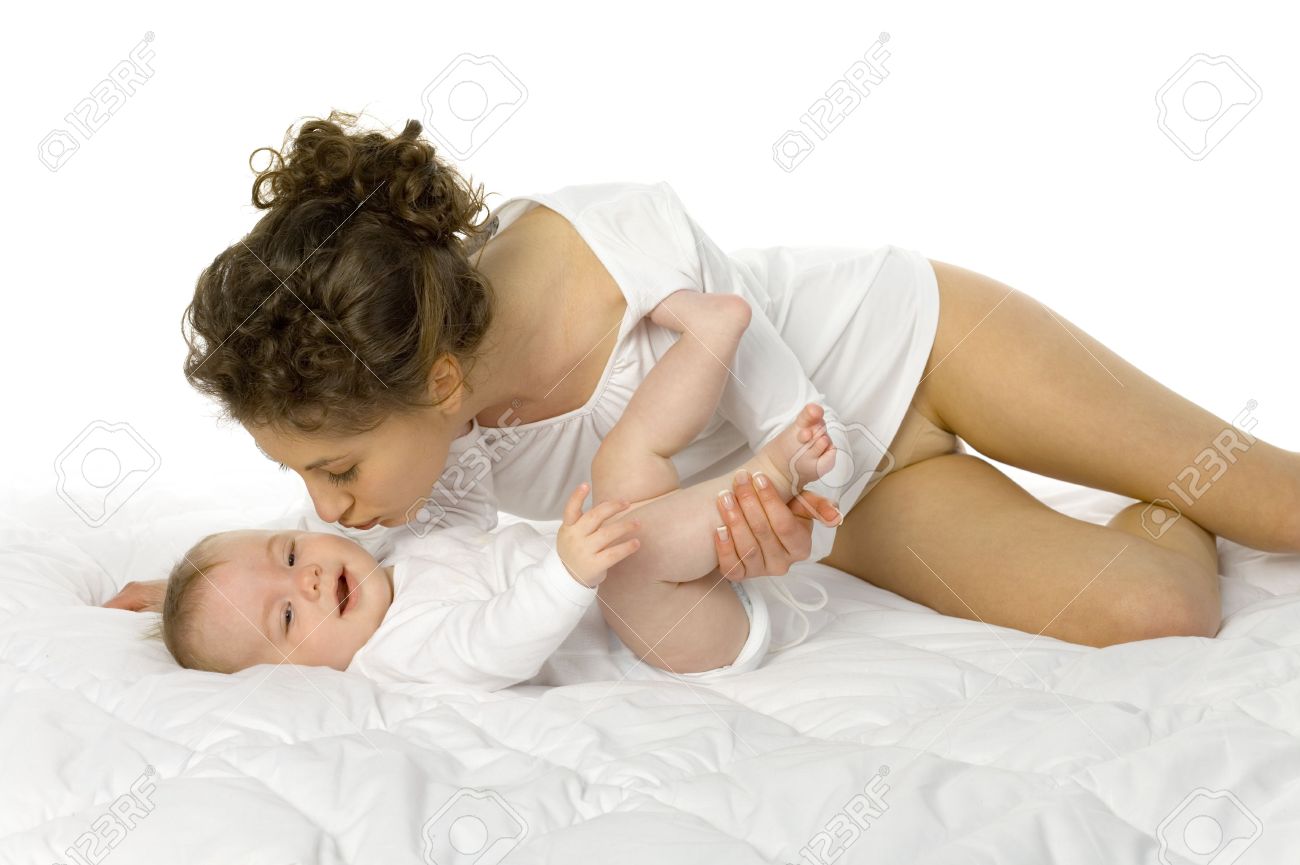 赤ちゃんを持つ若い母親 ベッドで横になっています 母彼女の赤ちゃんにキスしたいです 少年はにこにこしています 白の背景 の写真素材 画像素材 Image 赤ちゃんを持つ若い母親 ベッドで横になっています 母彼女の赤ちゃんにキスしたいです 少年はにこにこしています 白の背景 の写真素材 画像素材 Image