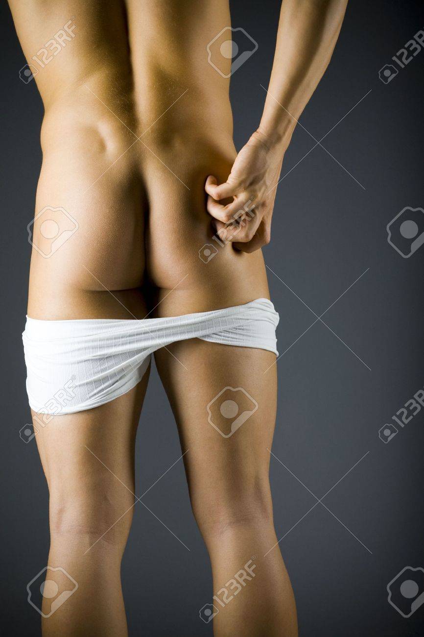 Joven, Desnudo Que Está Parado Trasero Con La Ropa Interior Bajada. Rasguñando, Alce La Visión Fotos, Y Fotografía De Archivo Libres De Derecho. Image 2607339.