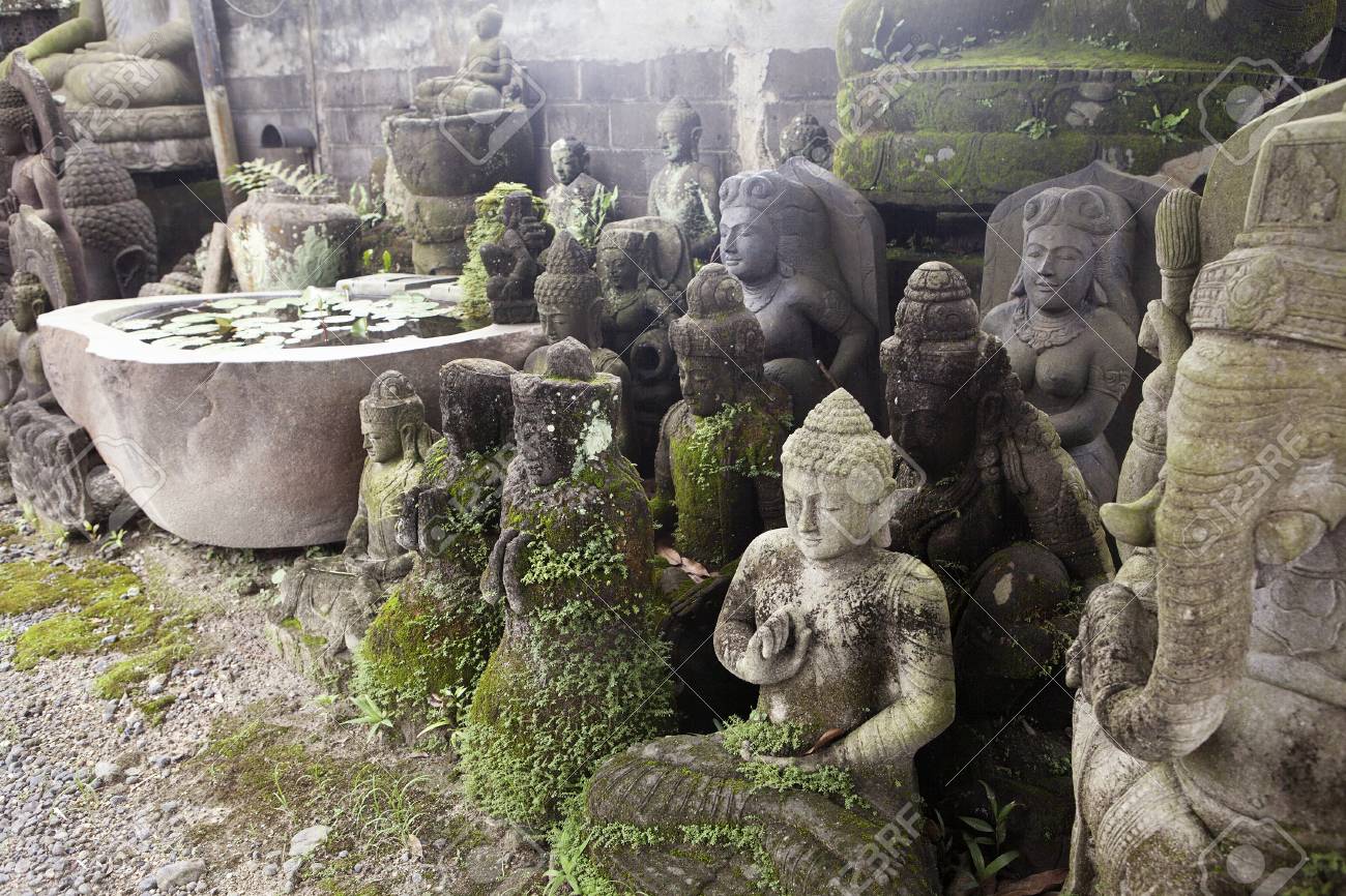 彫刻 製品 ウブド バリ インドネシアの村で彫像の手彫りの像 の写真素材 画像素材 Image