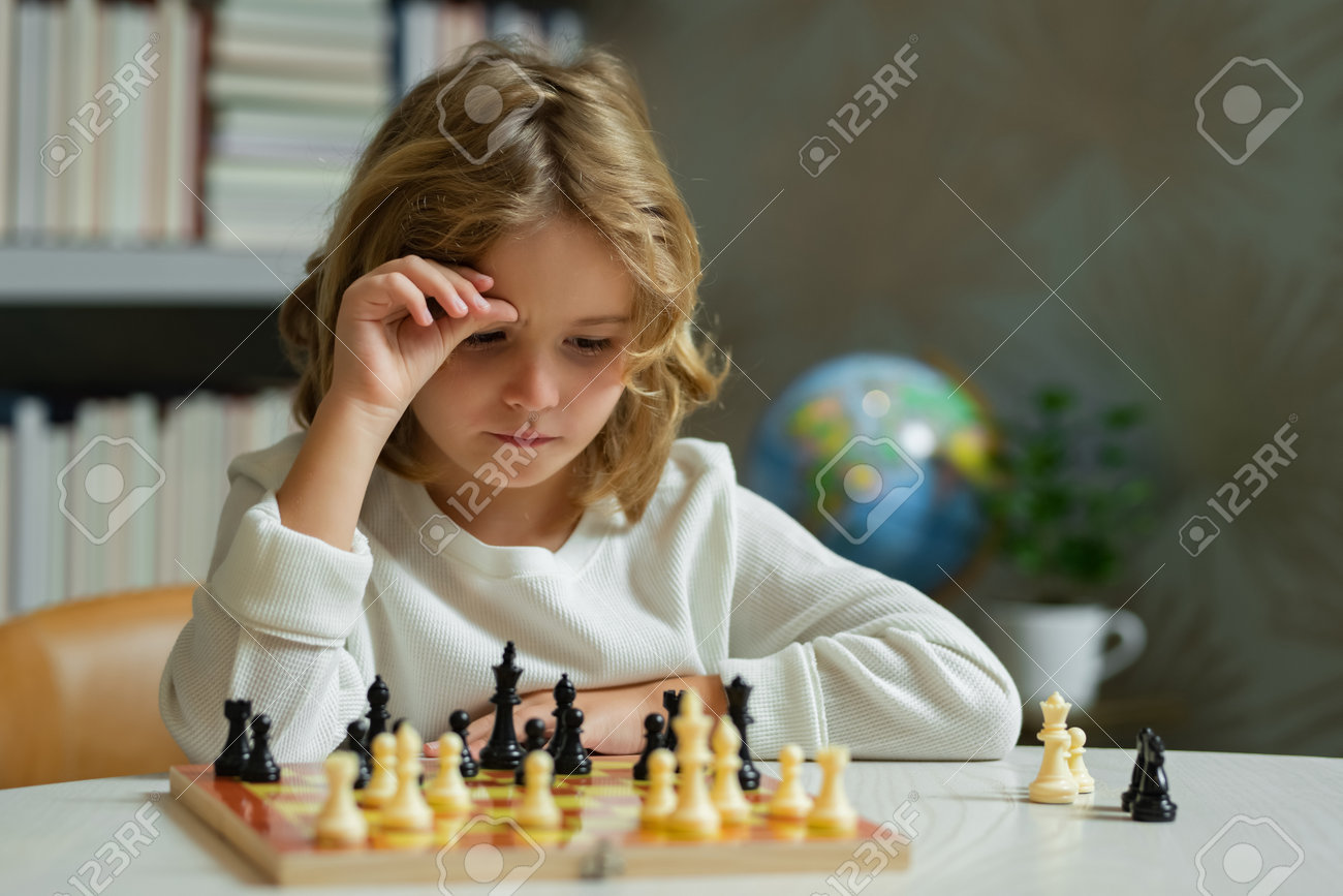 Jogo De Xadrez Para Crianças. Shool Criança Jogando Xadrez Na Sala De Aula.  Desenvolvimento Do Cérebro E Lógica. Foto Royalty Free, Gravuras, Imagens e  Banco de fotografias. Image 196450556