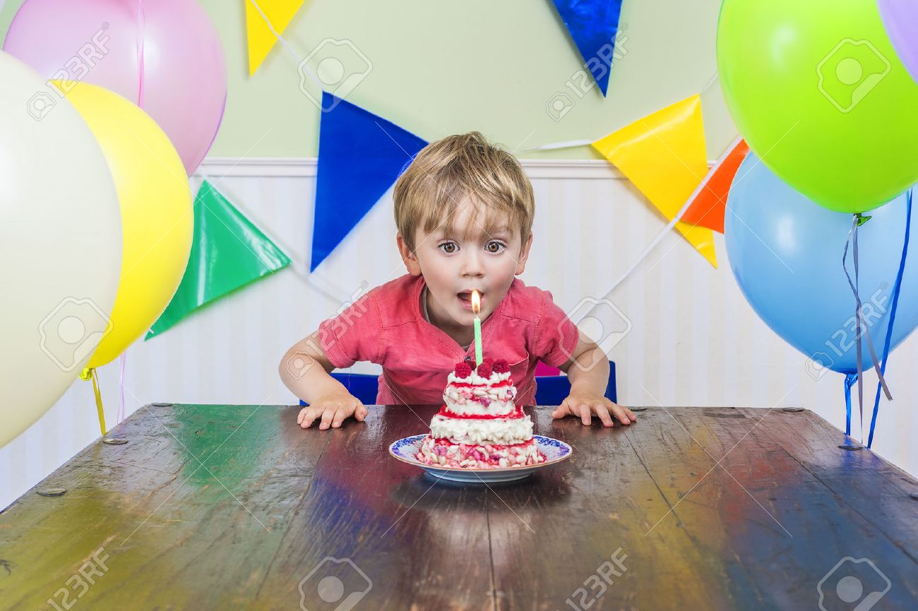 Adorable Enfant De Souffler La Bougie Sur Son Gateau D Anniversaire Banque D Images Et Photos Libres De Droits Image