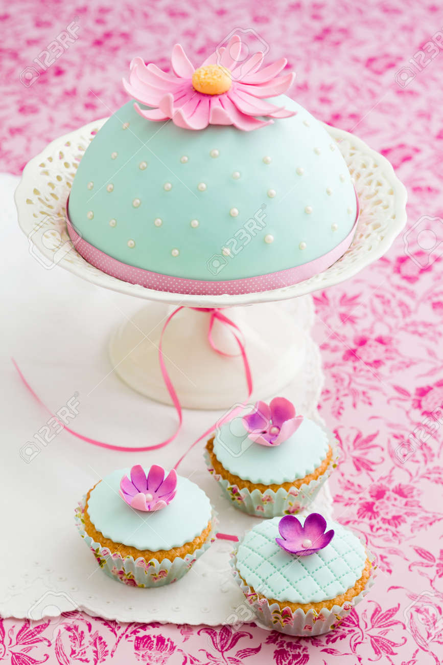 Runde Kuchen Und Drei Kleine Kuchen Mit Fondant Und Gummi Paste Blumen Geschmuckt Lizenzfreie Fotos Bilder Und Stock Fotografie Image 54743186