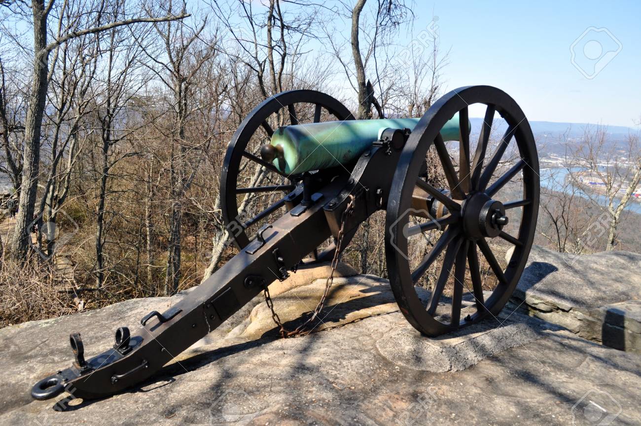 Civil War Cannon overlooks Chattanooga Tennessee - 21940969 Civil War Cannon overlooks Chattanooga Tennessee - 21940969