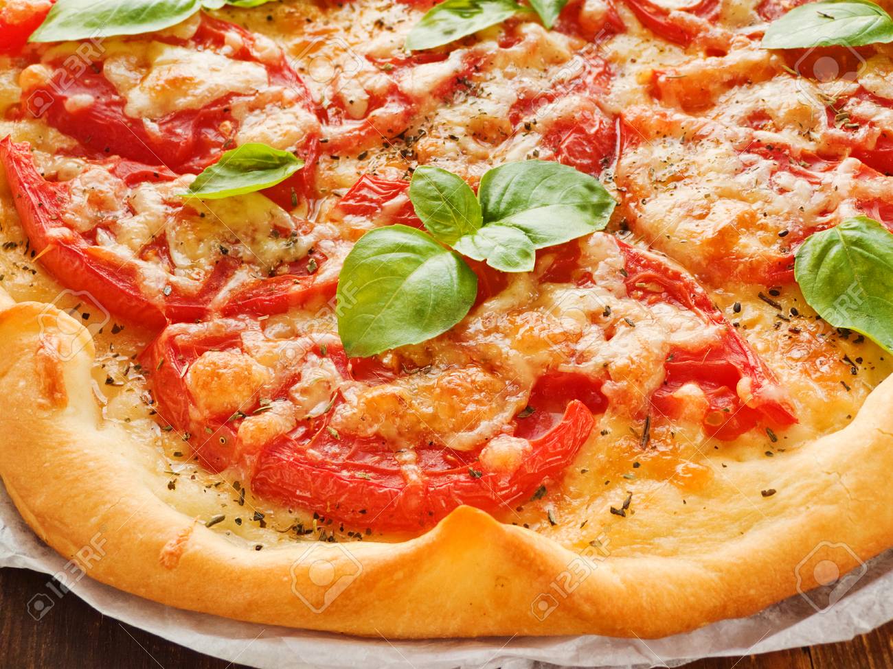 Immagini Stock Pizza Con Pomodoro Formaggio Erbe Aromatiche E Bambino Basilico Dof Poco Profondo Image