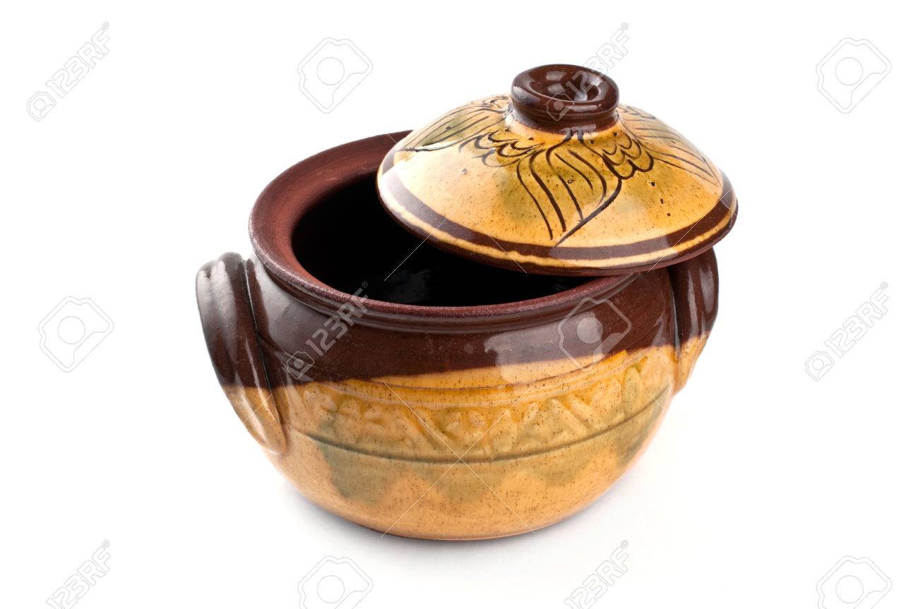 Alte Ton Kochtopf Isoliert Auf Weiss Lizenzfreie Fotos Bilder Und Stock Fotografie Image 26737058