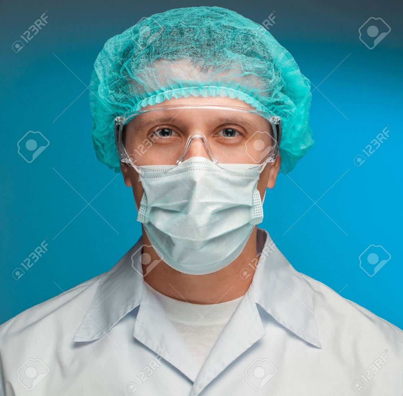 マスク 帽子 メガネの男性外科医の肖像画 の写真素材 画像素材 Image