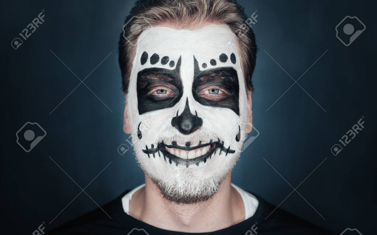 Portrat Der Lachelnden Jungen Mann Mit Zuckerschadel Make Up Halloween Gesicht Kunst Lizenzfreie Fotos Bilder Und Stock Fotografie Image 32760930