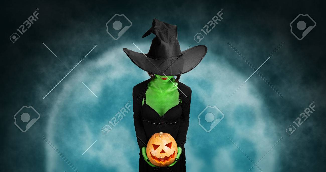 緑の魔女は 満月のハロウィンかぼちゃを保持します ハロウィーン ホラーのテーマ の写真素材 画像素材 Image 緑の魔女は 満月のハロウィンかぼちゃを保持します ハロウィーン ホラーのテーマ の写真素材 画像素材 Image