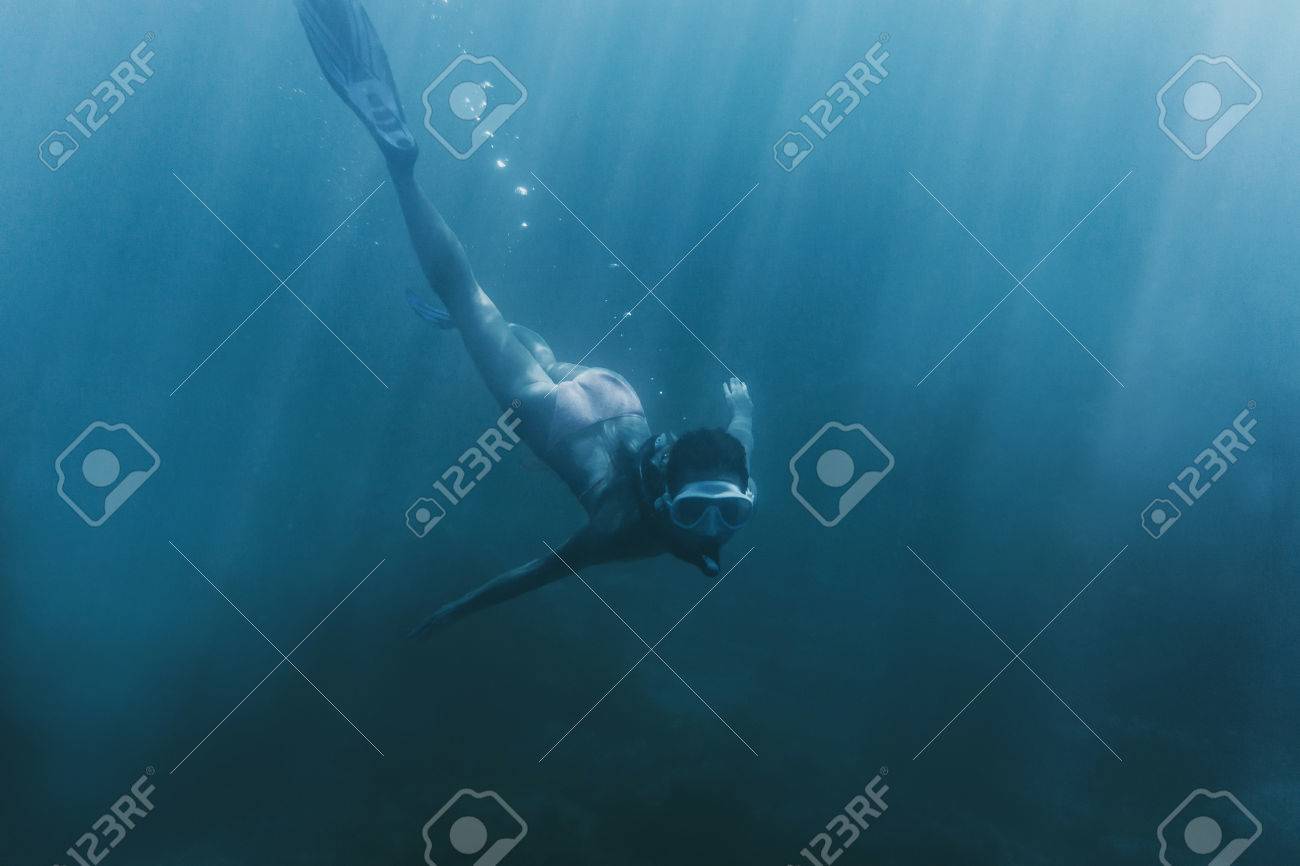 若い女性無料ダイバー水中マスクとシュノーケルと深い海で泳いで の写真素材 画像素材 Image
