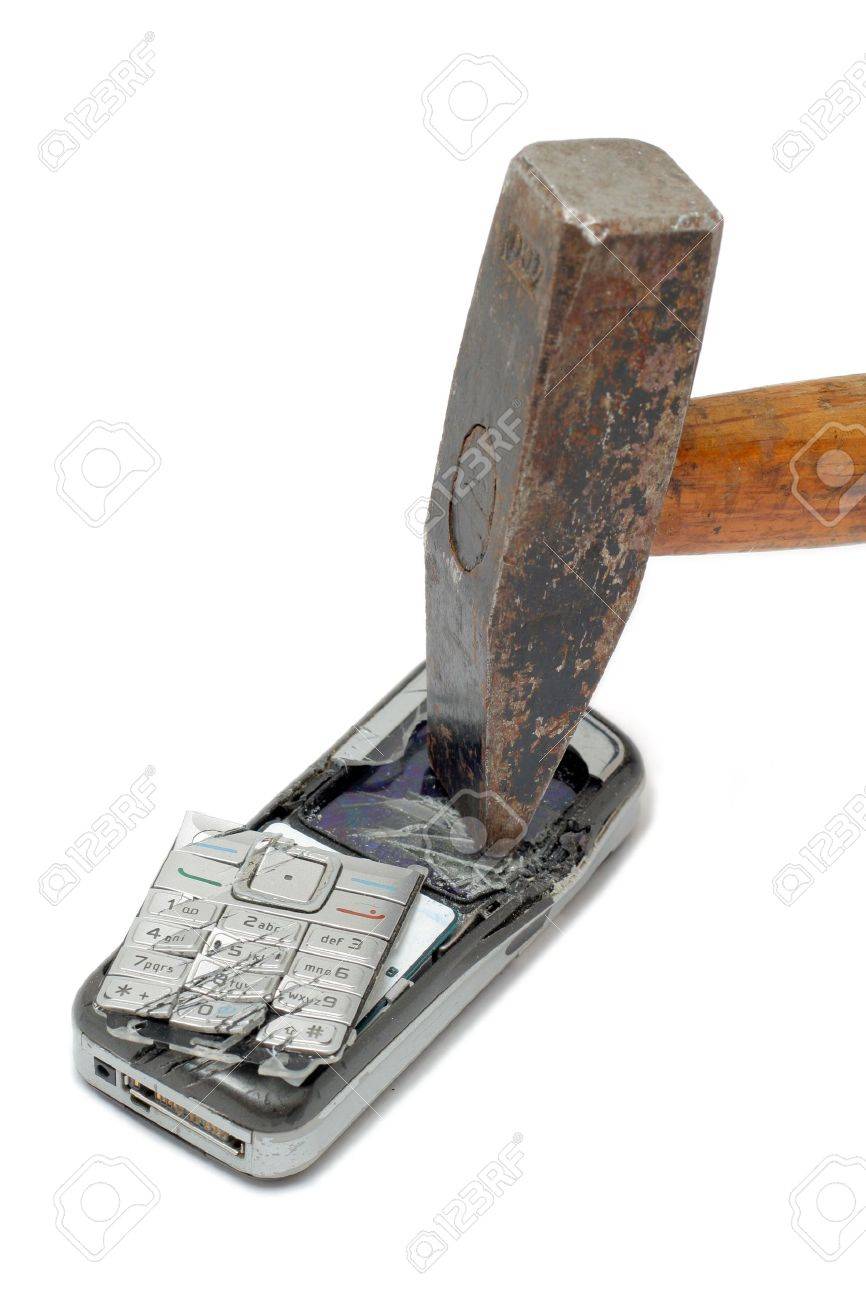 martillo rompiendo el teléfono celular aislado en el fondo blanco