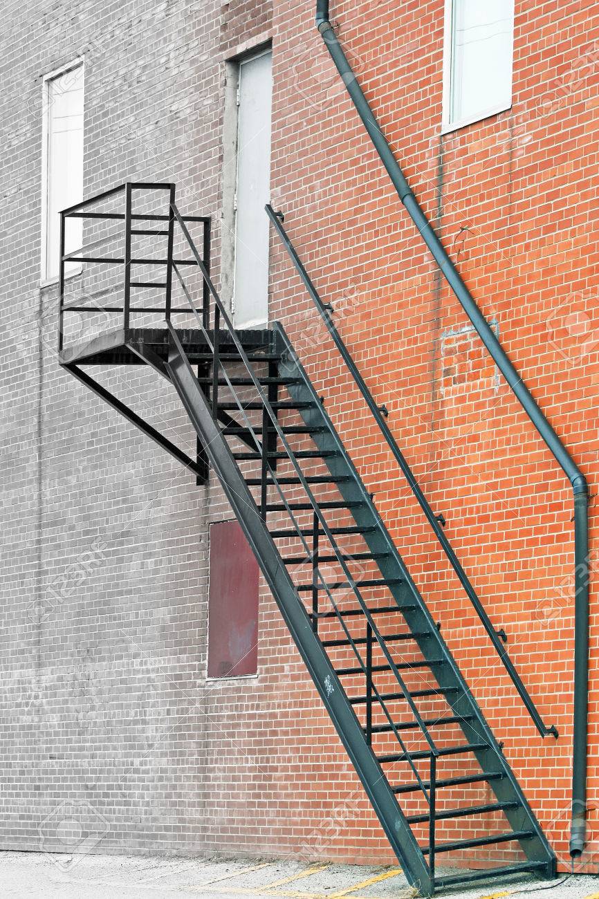 Escalera De Metal Escalera De Incendios En El Exterior Del Edificio De Ladrillo Desvaneciendose En Gris Fotos Retratos Imagenes Y Fotografia De Archivo Libres De Derecho Image 41795579