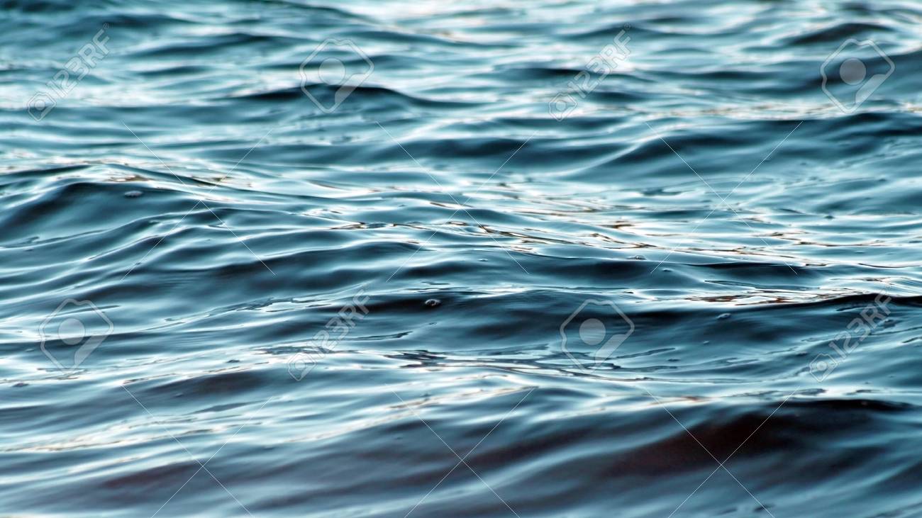 表面に小さな波紋と水の美しい心を落ち着かせるターコイズ の写真素材 画像素材 Image