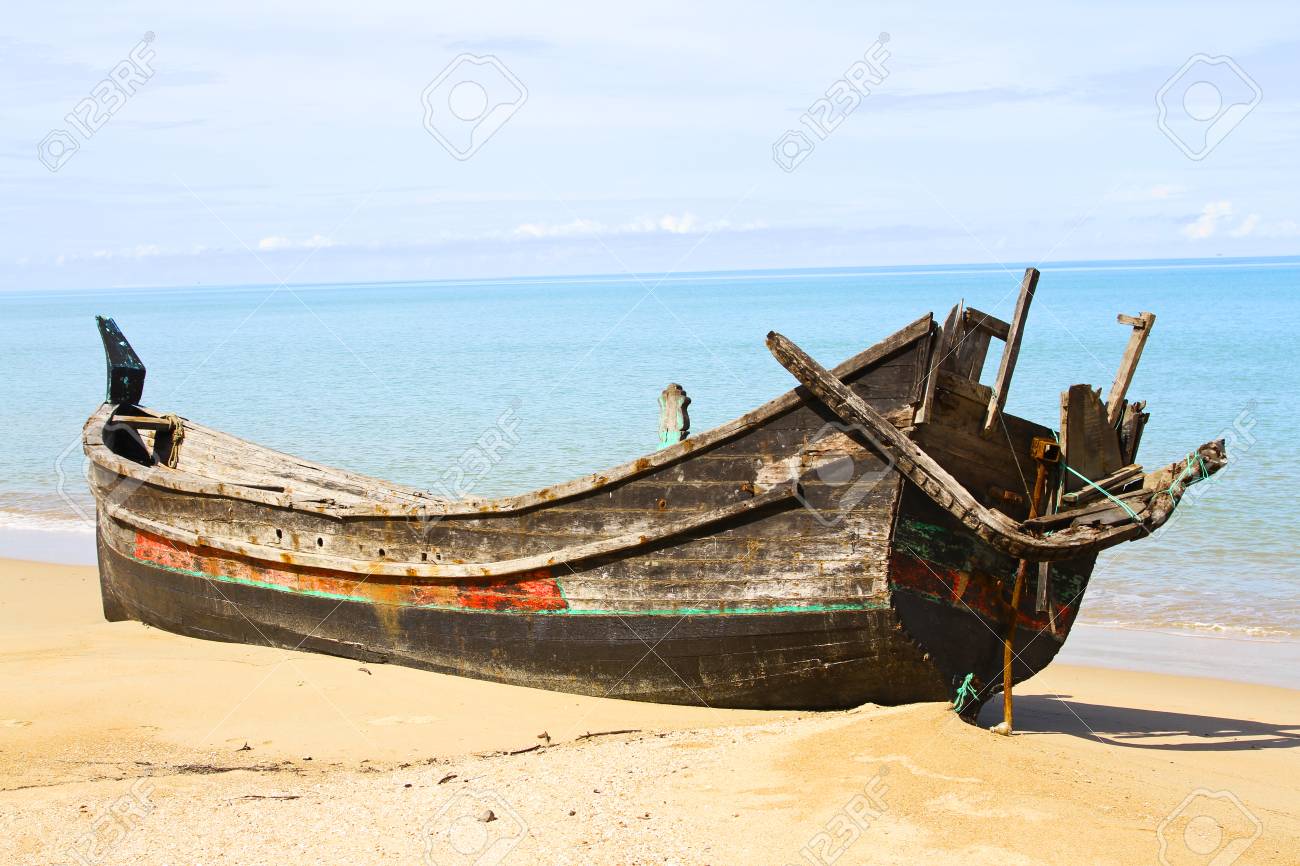Bateau Echoue Sur Une Plage Banque D Images Et Photos Libres De Droits Image