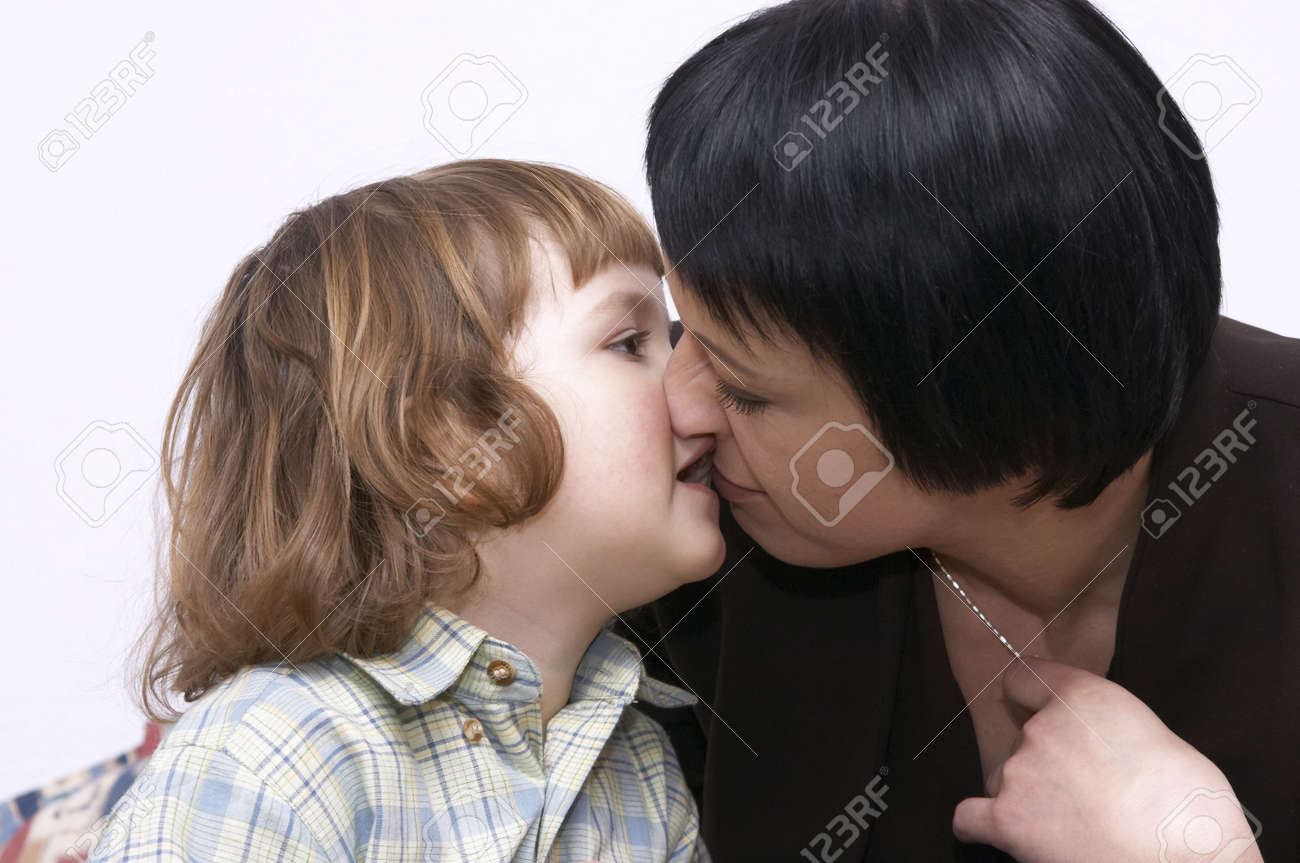 Mignon Petit Baiser Fille De Sa Tante Isolé Sur Blanc Banque D'Images Et  Photos Libres De Droits. Image 870276.