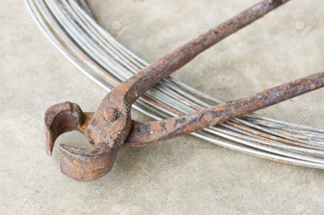 19582837-pinzas-o-tenazas-viejas-con-alambre-de-metal-Foto-de-archivo.jpg