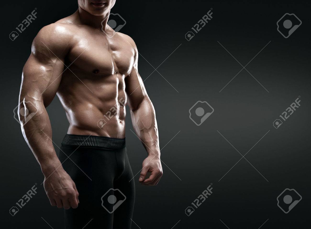 ハンサムな筋肉ボディービルダーが黒の背景にポーズします クリッピング パスで分離されました の写真素材 画像素材 Image