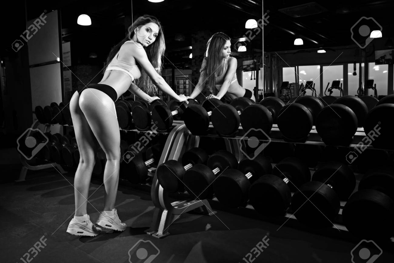Sexy mit Brünette im Fitnessstudio Sexy mit Brünette im Fitnessstudio
