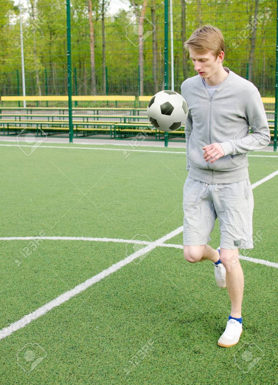 サッカー フリー スタイル サッカーのフィールドを作る若い男 の写真素材 画像素材 Image サッカー フリー スタイル サッカーのフィールドを作る若い男 の写真素材 画像素材 Image