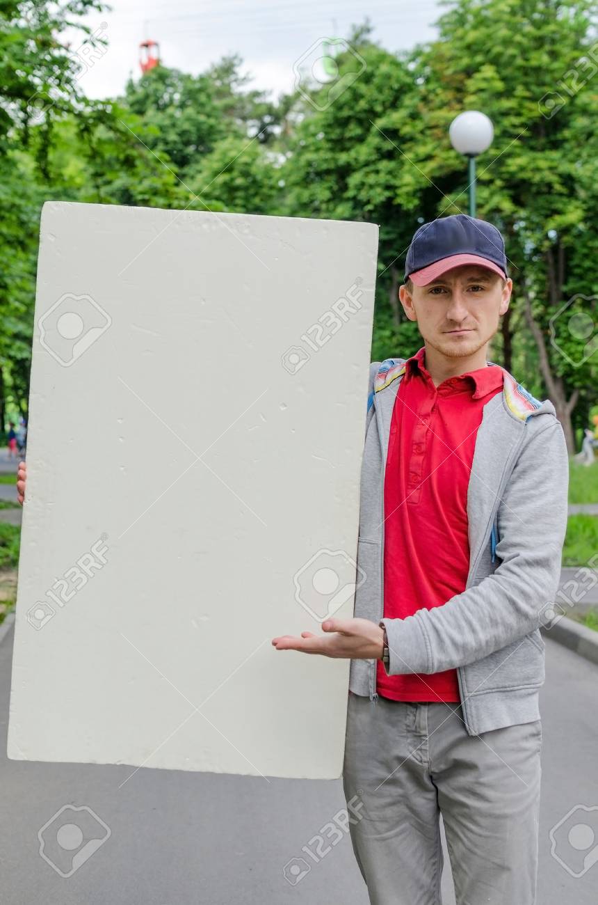 公園の自然の白の看板を持つ男 の写真素材 画像素材 Image