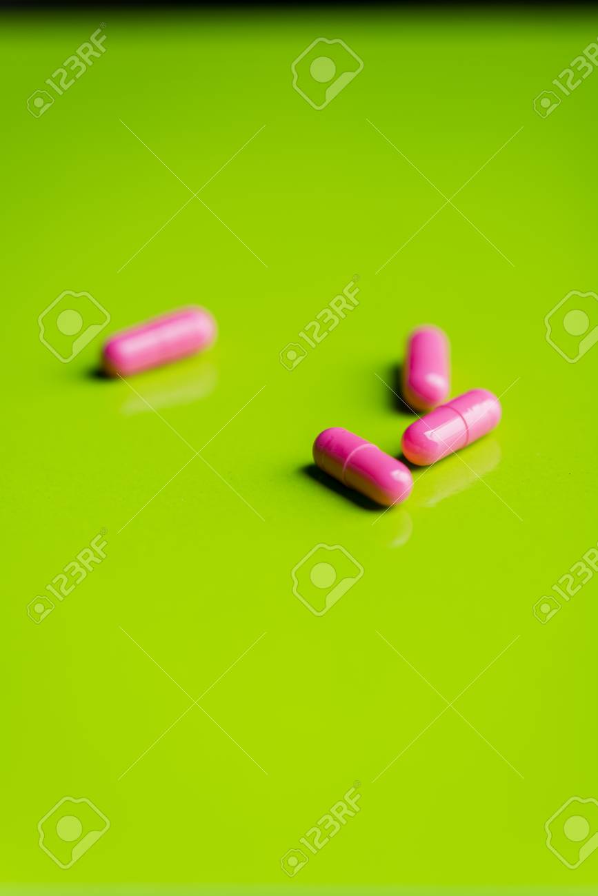 ピンクの錠剤と緑のテーブルと Backrgound の薬 の写真素材 画像素材 Image
