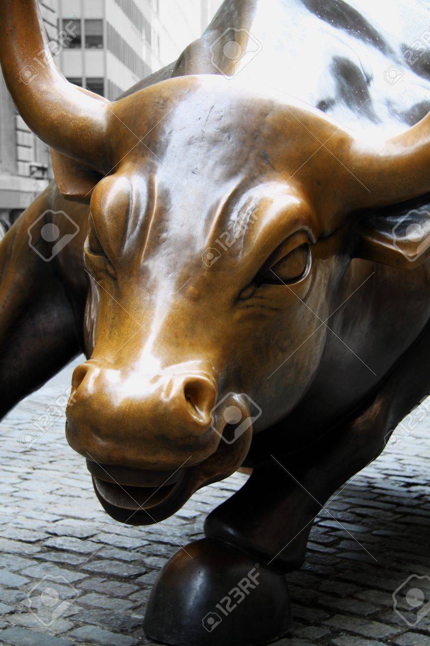 ニューヨーク 6 月 24 日 ウォール街チャージング ブル 11 年 6 月 24 日ニューヨークで 充電ブルはアメリカの 繁栄と忍耐のシンボルです の写真素材 画像素材 Image