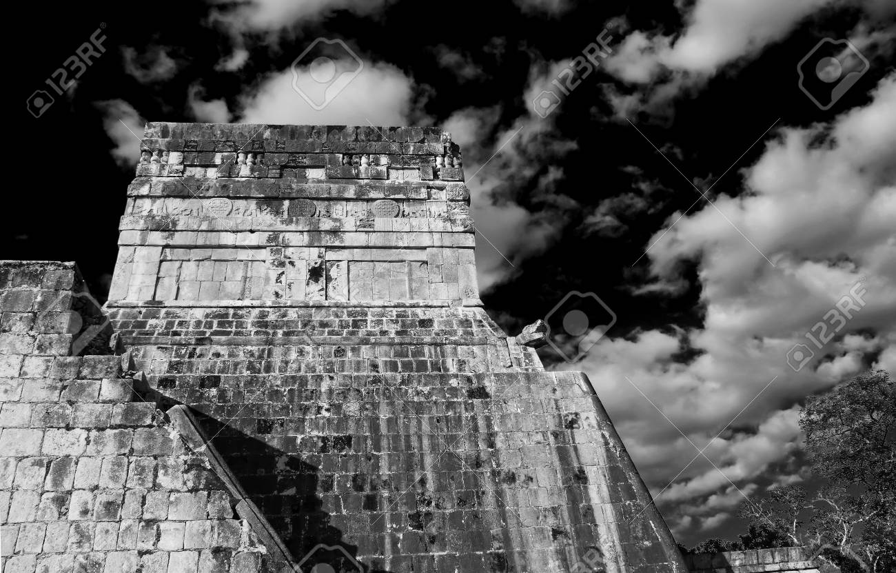 暗い神殿ネパールに燃えるメモリアル キャンドル の写真素材 画像素材 Image 47227287