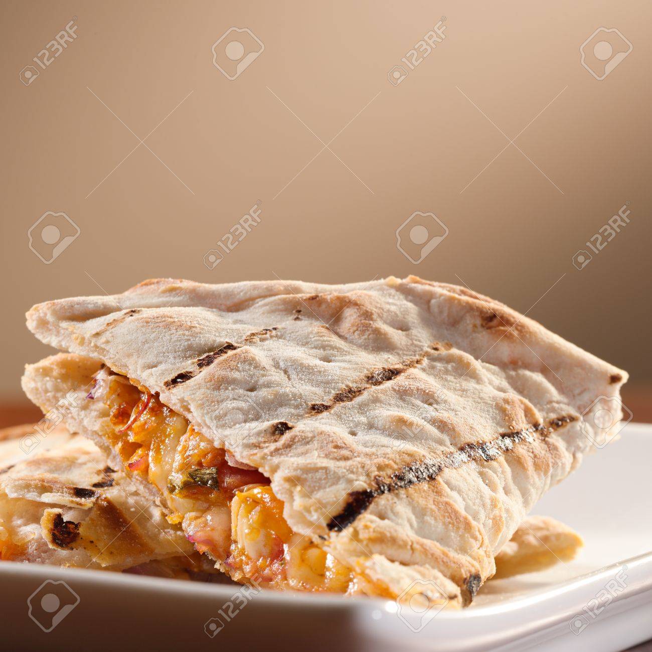 Copyspace とチキンとチーズのケサディーヤのプレート の写真素材 画像素材 Image Copyspace とチキンとチーズのケサディーヤのプレート の写真素材 画像素材 Image