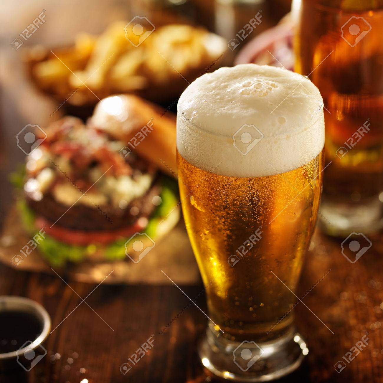 レストランのテーブルでハンバーガーとビール の写真素材 画像素材 Image