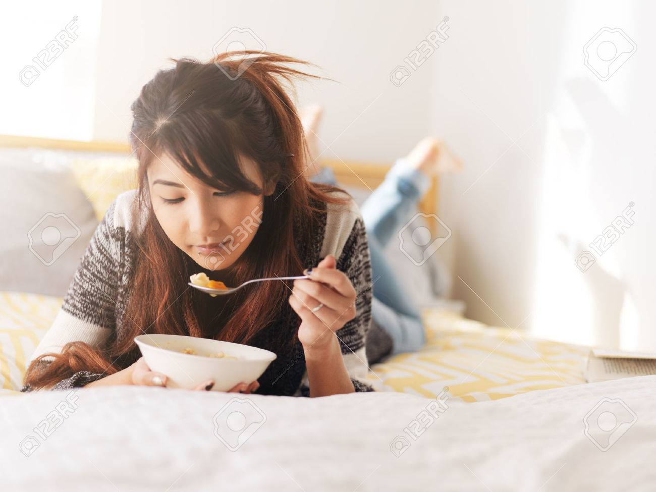 Asiatische Teenager Essen Huhnersuppe Im Bett Lizenzfreie Fotos Bilder Und Stock Fotografie Image 37299770
