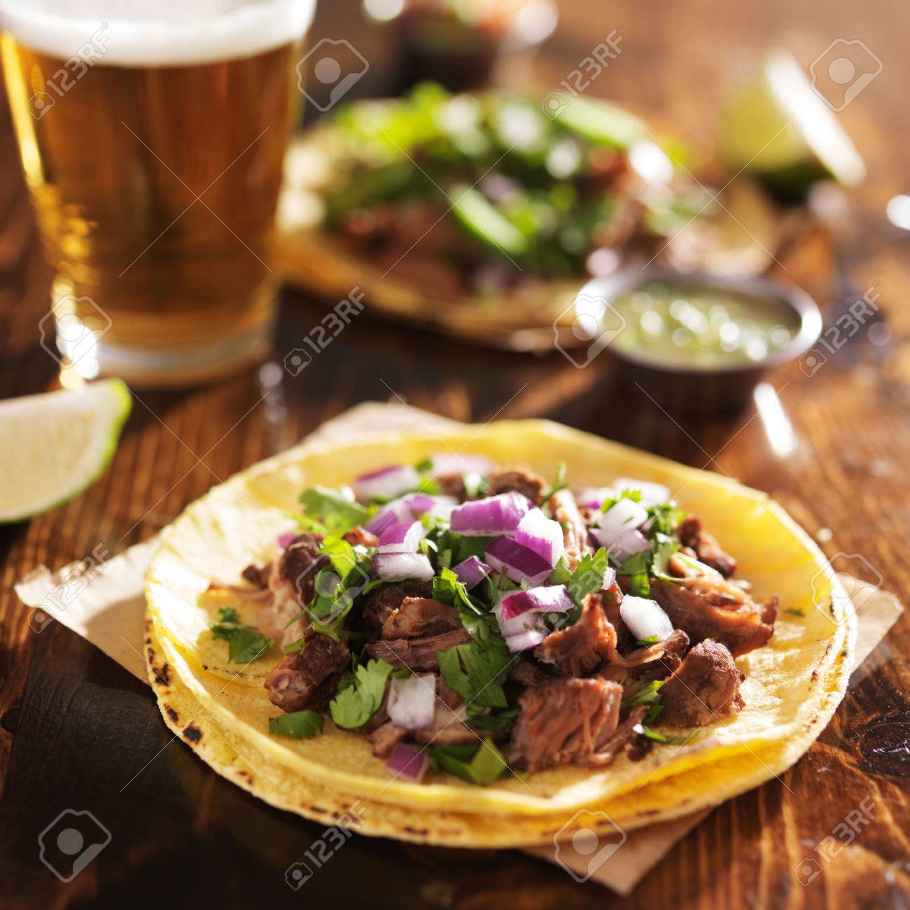 バルバッコア柔らかい黄色のトウモロコシのトルティーヤのメキシカン ストリート ビーフタコス の写真素材 画像素材 Image