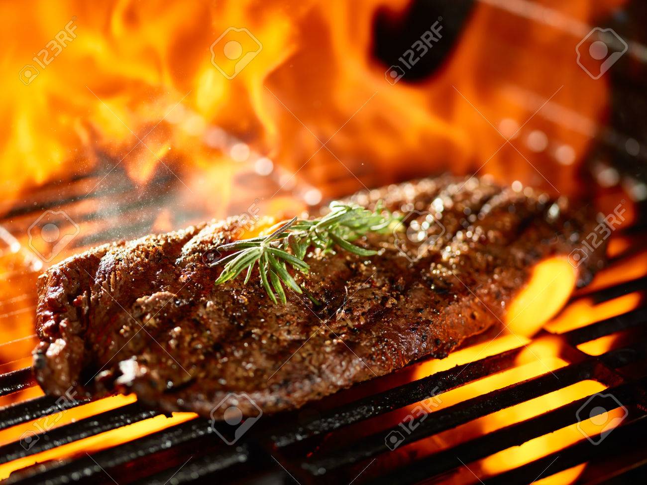 Ein Saftiges Glatteisen Steak Uber Offener Flamme Grillen Lizenzfreie Fotos Bilder Und Stock Fotografie Image 52914073