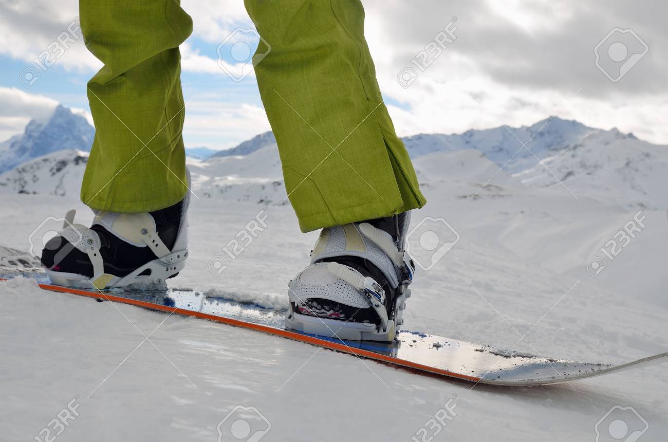 スノーボードの上に立って足 の写真素材 画像素材 Image