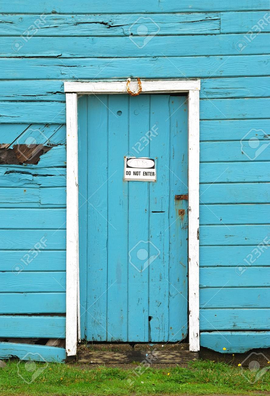 Danger Ne Pas Entrer Avec Un Fer A Cheval Sur Une Porte Bleue D Une Usine De Transformation Du Poisson A Bandon Oregon Banque D Images Et Photos Libres De Droits Image 14922737
