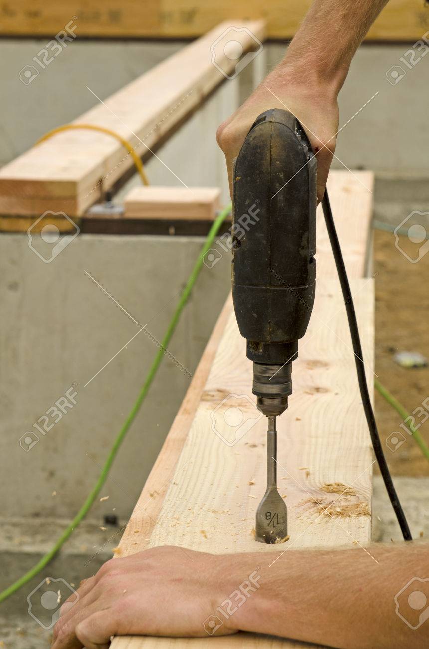 La Perforacion De Un Agujero A Acogernos Un Perno Durante El
