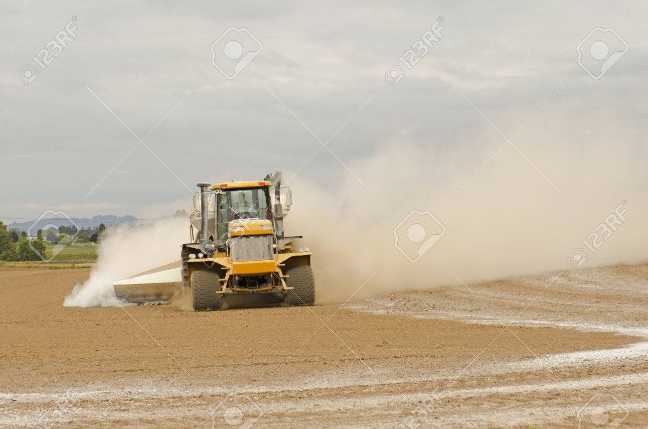 農業用石灰の大きな疲れトラックやトラクターで広がっている 新しく Plowedb 圃場 の写真素材 画像素材 Image