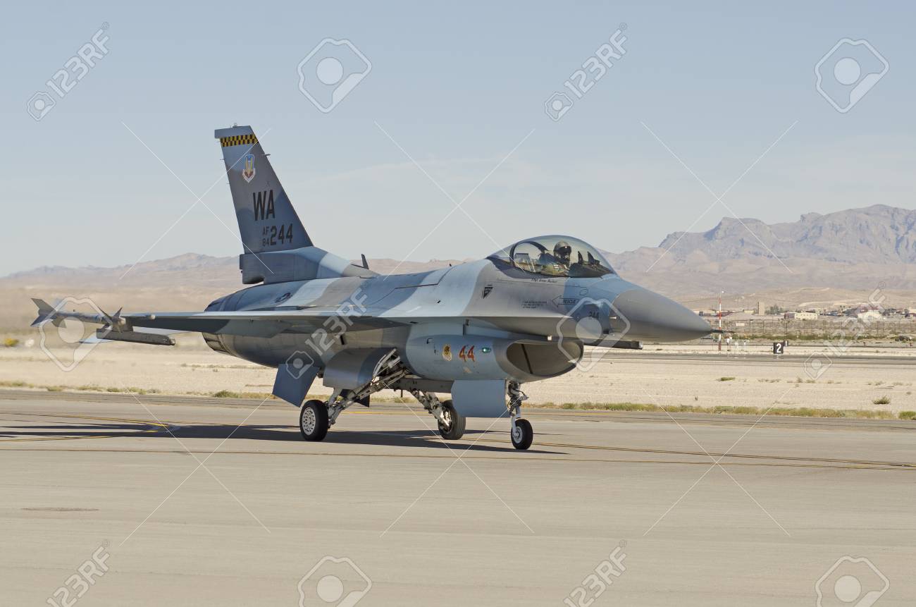 제너럴 다이내믹스 (현 록히드 마틴) F-16 팔콘, 넬리 스 공군 기지, 항공 국가 2014 에어쇼 파이팅 로열티 무료 사진, 그림,  이미지 그리고 스톡포토그래피. Image 40097789