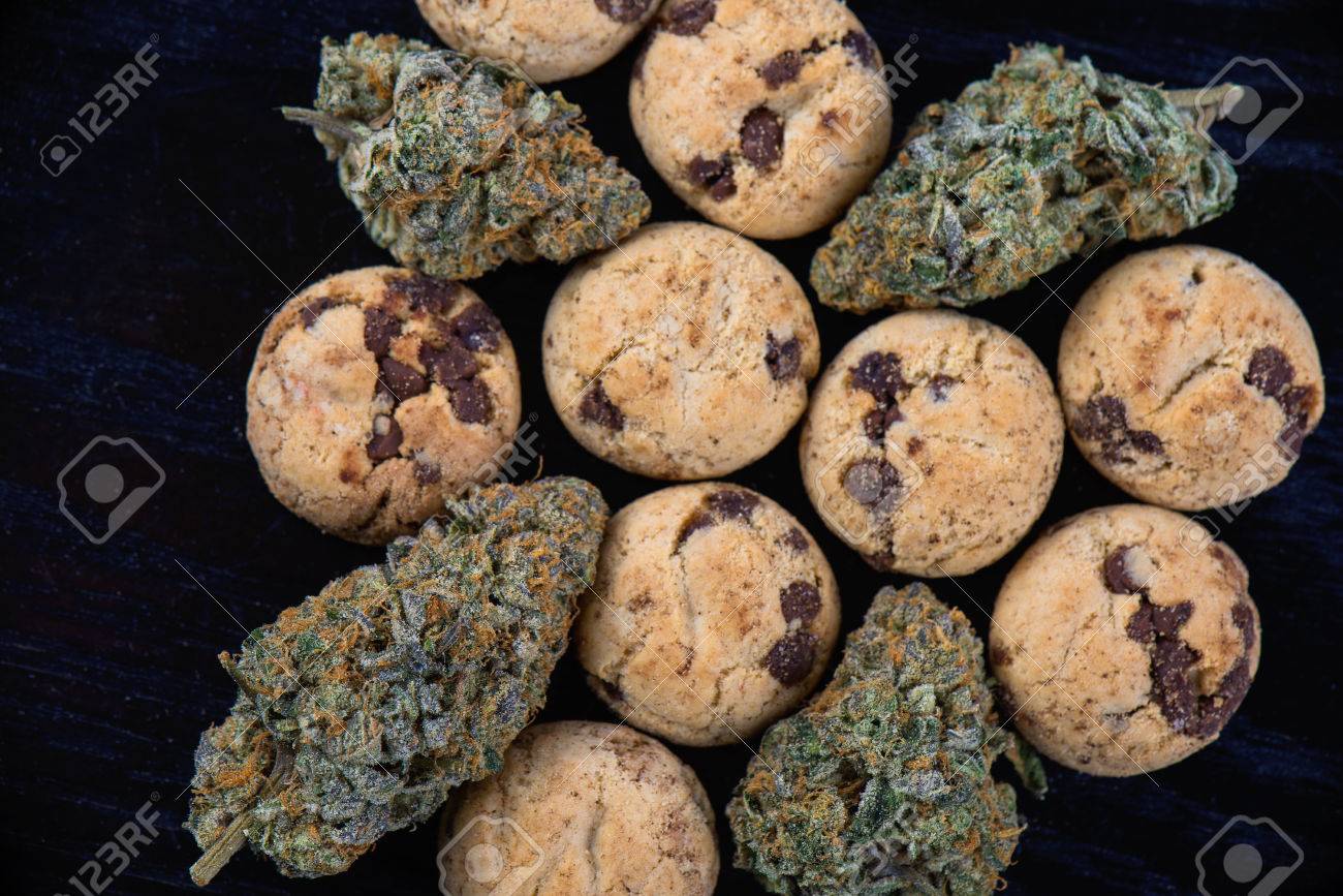 大麻 Nugs で背景 フォーラム カット クッキーひずみ とチョコレート チップ クッキー 医療用マリファナのお料理のコンセプトを注入 の写真素材 画像素材 Image 大麻 Nugs で背景 フォーラム カット クッキーひずみ とチョコレート チップ クッキー 医療用マリファナのお料理のコンセプトを注入 の写真素材 画像素材 Image
