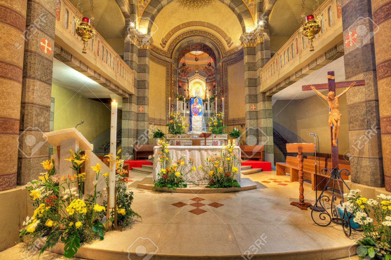 La Conversion de l`empire romain et la christianisation en Italie 13537868-Altar-and-wooden-crucifix-in-Madonna-Moretta-catholic-church-in-Alba-Northern-Italy--Stock-Photo