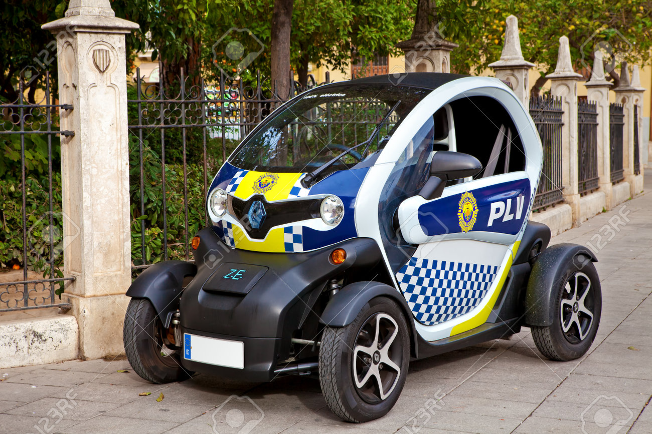 バレンシア スペイン 14 年 1 月 14 日ルノー Twizy パトカー Valencia の通りにこれは超小型 電池式電気自動車ルノーでの生産 バリャドリッド スペインで製造 の写真素材 画像素材 Image バレンシア スペイン 14 年 1 月 14 日ルノー Twizy パトカー Valencia の通りにこれは超小型 電池式電気自動車ルノーでの生産 バリャドリッド スペインで製造 の写真素材 画像素材 Image