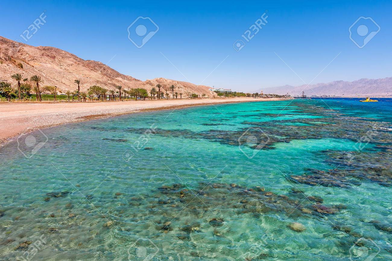Acqua Acquamarina E Coralli Sottomarini Lungo La Spiaggia Vuota Sulla Famosa Località Di Eilat Sul Mar Rosso In Israele