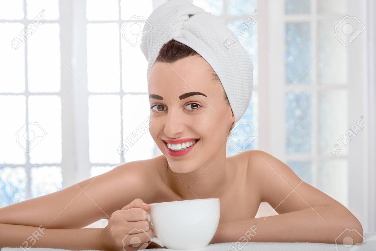 Mujer Desnuda Joven Con La Toalla En Su Cabeza Tomando Café En El Salón De  Spa. Fotos, retratos, imágenes y fotografía de archivo libres de derecho.  Image 35693730