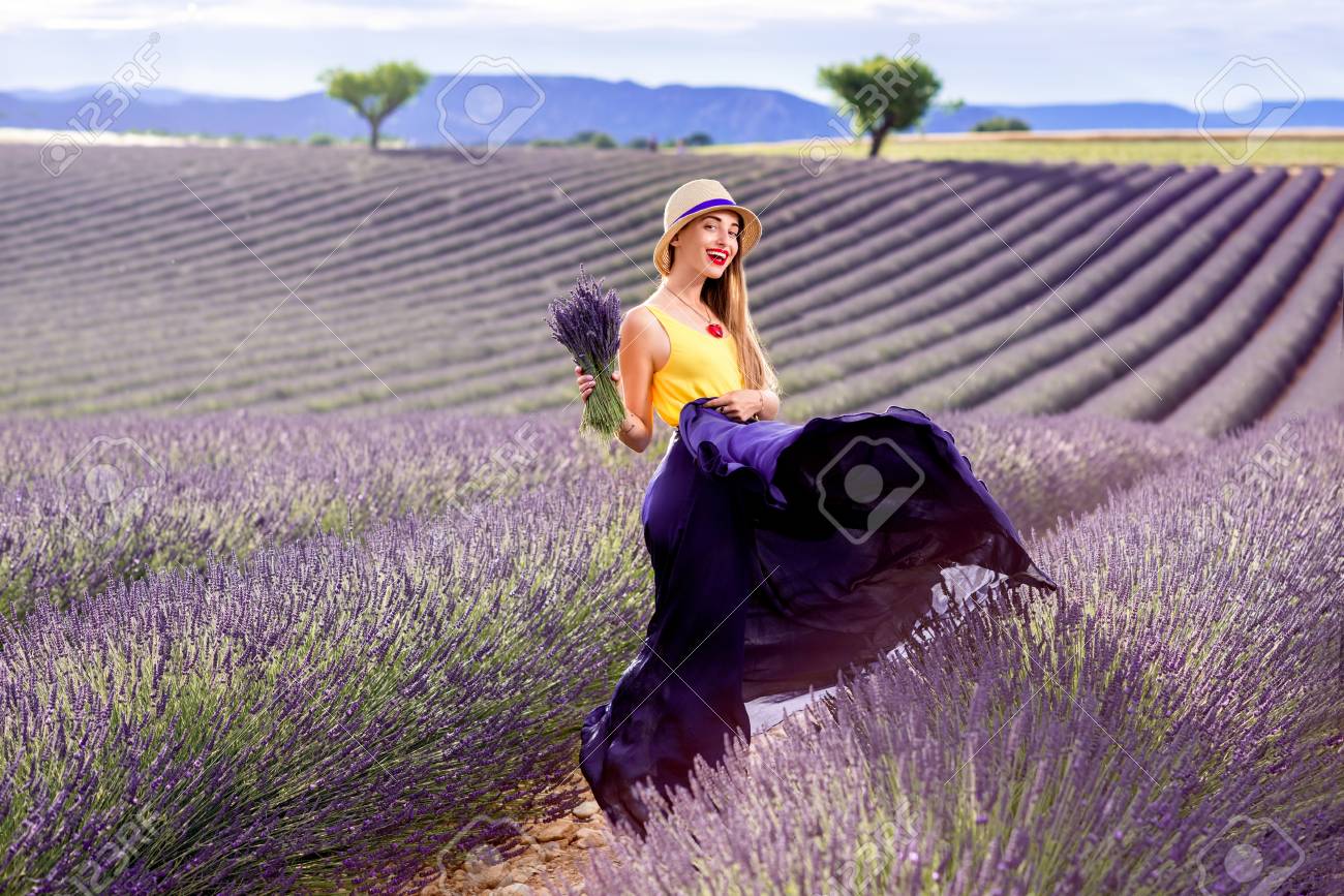 フランスのプロヴァンスのラベンダー畑でラベンダーの花束立っている若い女性 の写真素材 画像素材 Image