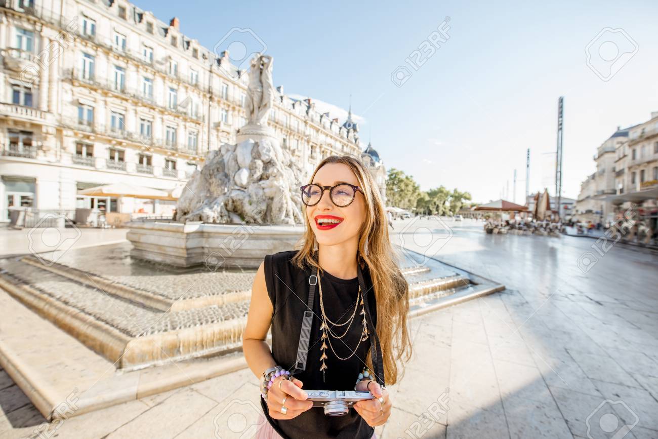 若い女性の観光客は モンペリエ市 フランスの背景にメイン噴水とコメディ広場にフォトカメラで立っています の写真素材 画像素材 Image 7252 若い女性の観光客は モンペリエ市 フランスの背景にメイン噴水とコメディ広場にフォトカメラで立っています の写真素材 画像素材 Image 7252