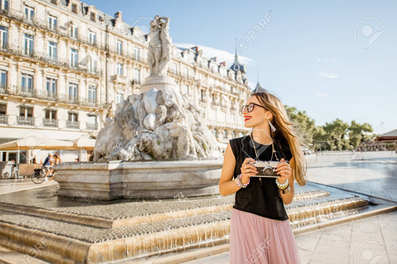 若い女性観光モンペリエ市の背景に主な噴水のある正方形コメディの写真カメラと立っているフランス の写真素材 画像素材 Image 7256 若い女性観光モンペリエ市の背景に主な噴水のある正方形コメディの写真カメラと立っているフランス の写真素材 画像素材 Image 7256