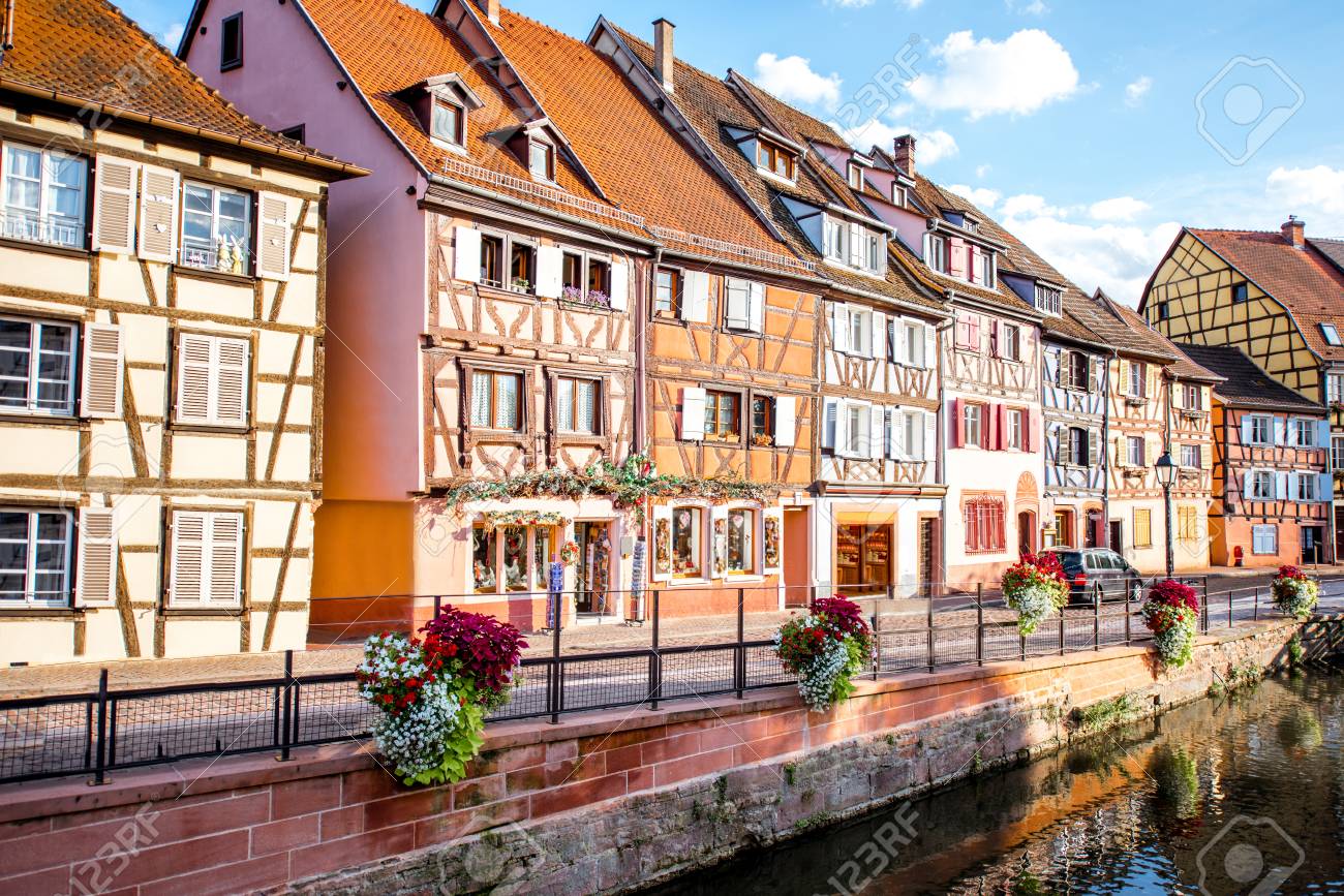 フランス アルザス地方の有名な観光地コルマールにある水路の美しいカラフルな建物の風景ビュー の写真素材 画像素材 Image