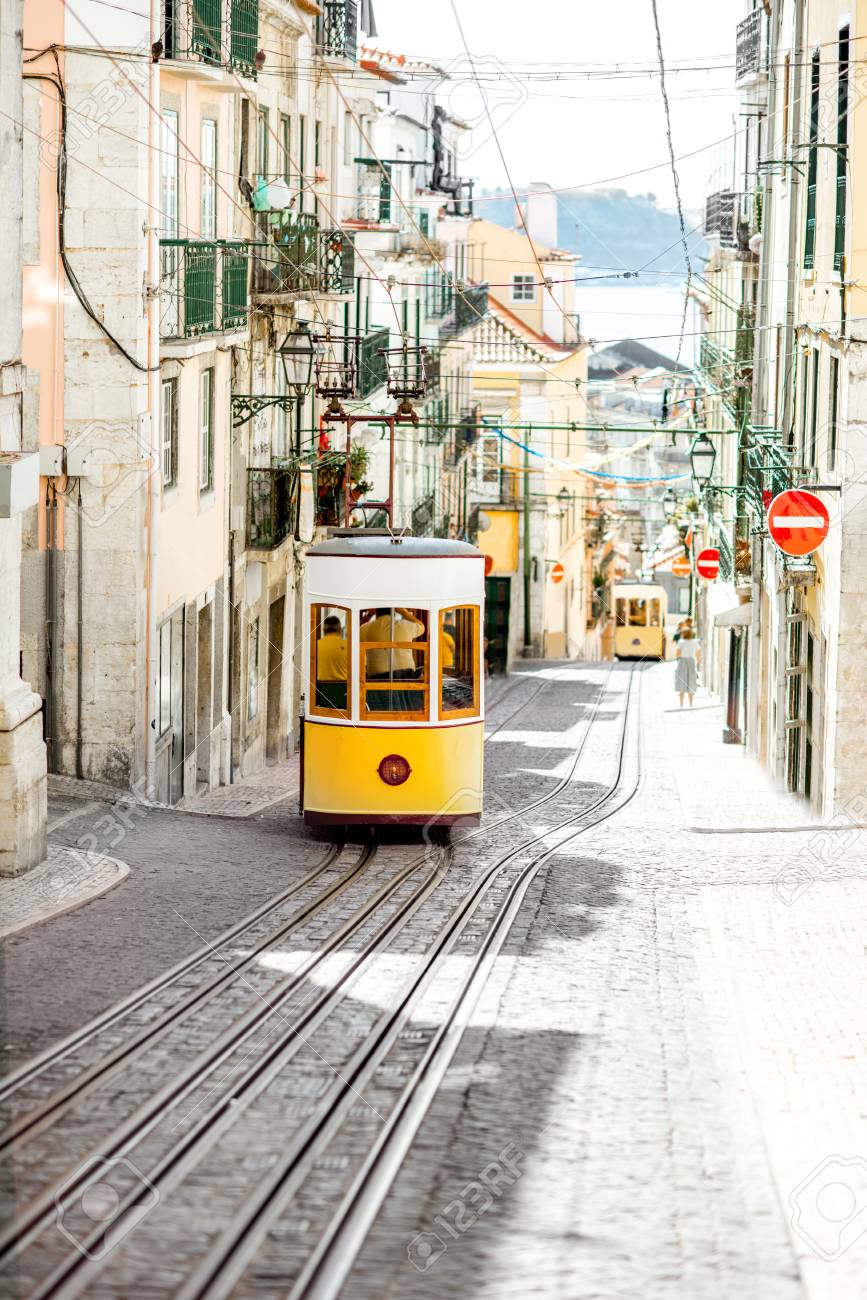 有名な黄色ケーブルカー トラムでリスボンに晴れた日の間にポルトガルのストリート ビュー の写真素材 画像素材 Image