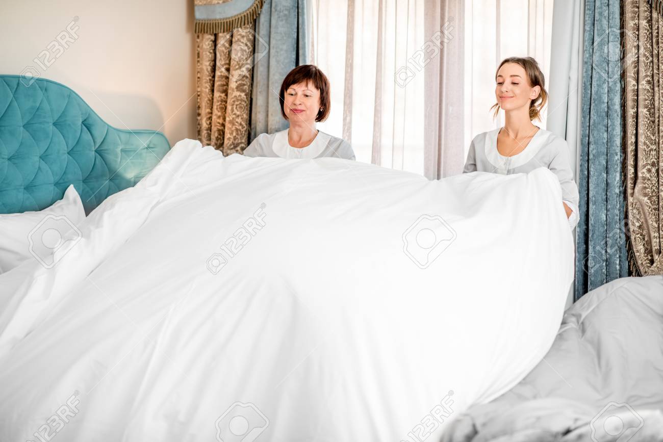 Senior Zimmermadchen Mit Jungem Assistent In Uniform Machen Ein Bett Im Luxushotel Schlafzimmer Lizenzfreie Fotos Bilder Und Stock Fotografie Image 95037573