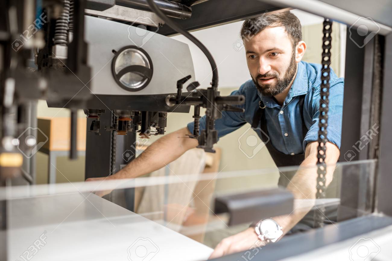 Bemannen Sie Das Arbeiten Mit Den Papierblättern, Die In Die Druckmaschine  An Der Herstellung Glauben Lizenzfreie Fotos, Bilder Und Stock Fotografie.  Image 95997074.