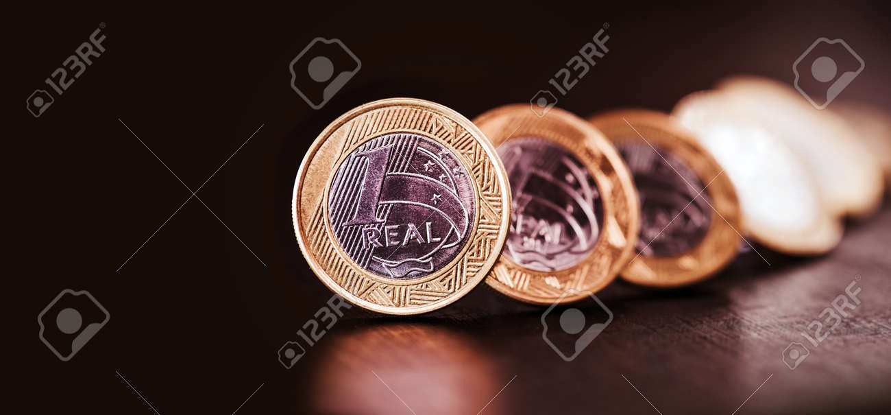 하나의 진짜 동전의 이미지, 고립된 검은 배경에 브라질에서 온 돈. 브라질 헤알의 하락, 증권 거래소 손실. 로열티 무료 사진, 그림,  이미지 그리고 스톡포토그래피. Image 150147392