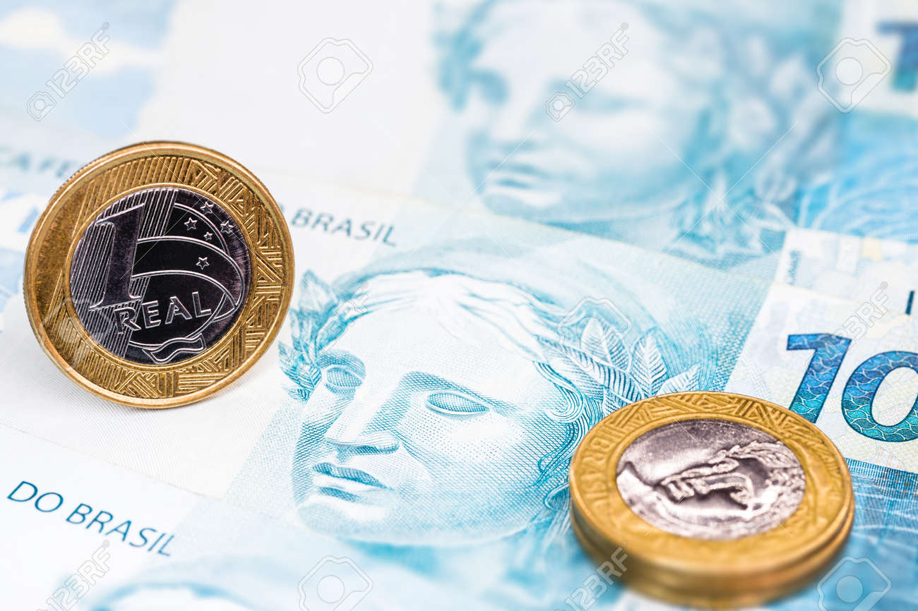 ブラジルからの100レアルの紙幣の詳細、およびブラジルの硬貨、選択的な焦点、背景画像。ブラジルまたは利益への投資の概念。の写真素材・画像素材  Image 150147399